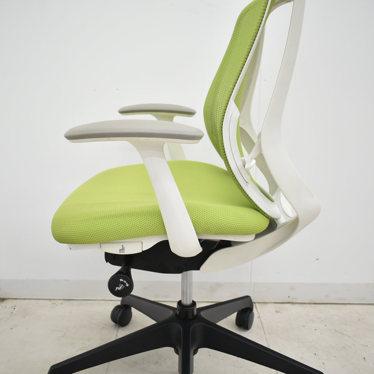 【中古】オカムラ　シルフィー　ローバック　固定肘　前傾機能　バックカーブアジャスト　2025112005【中古オフィス家具】