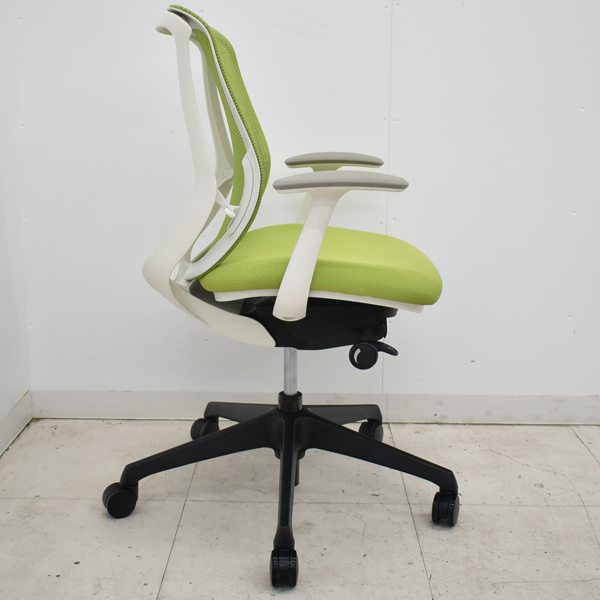 【中古】オカムラ　シルフィー　ローバック　固定肘　前傾機能　バックカーブアジャスト　2025112005【中古オフィス家具】