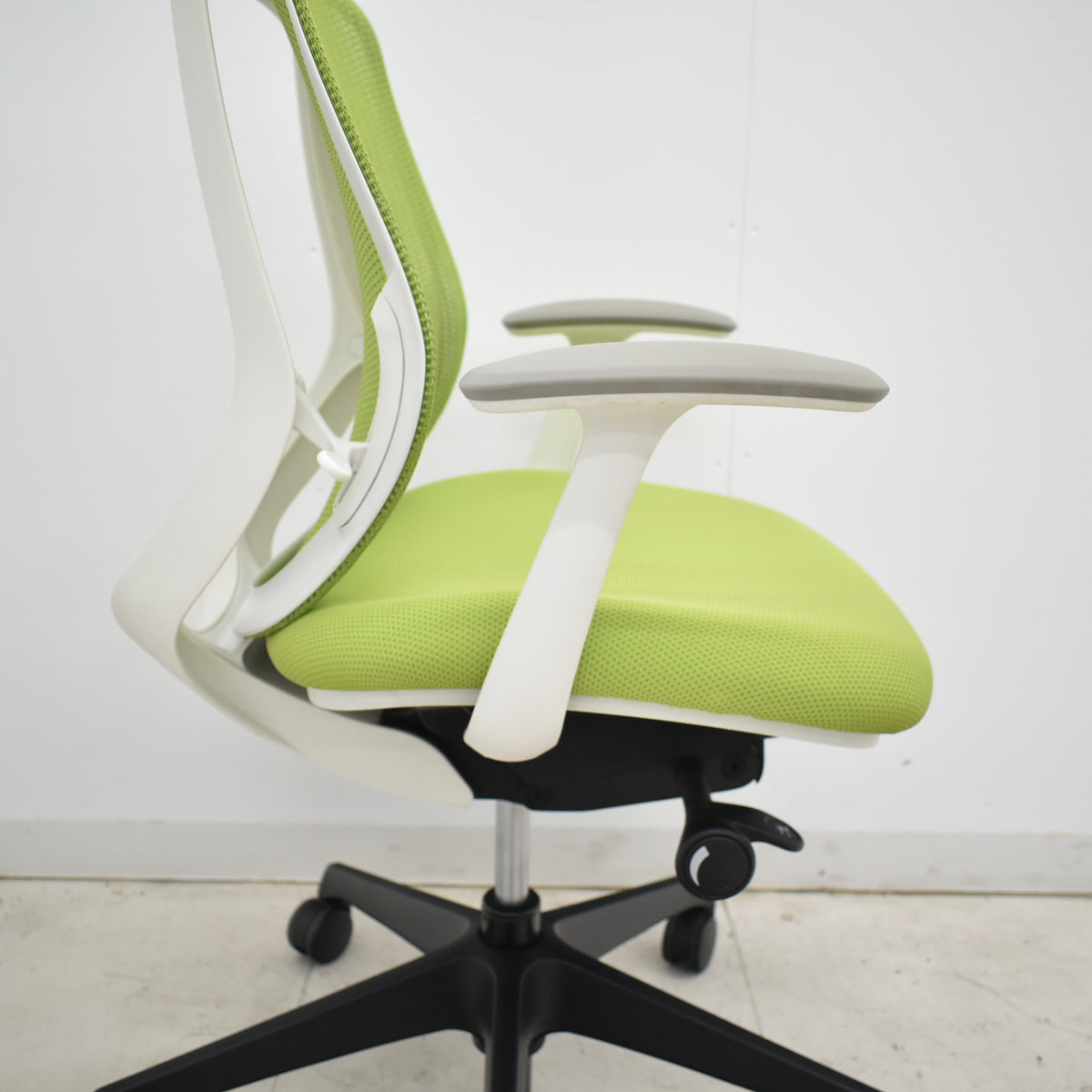 【中古】オカムラ　シルフィー　ローバック　固定肘　前傾機能　バックカーブアジャスト　2025112005【中古オフィス家具】