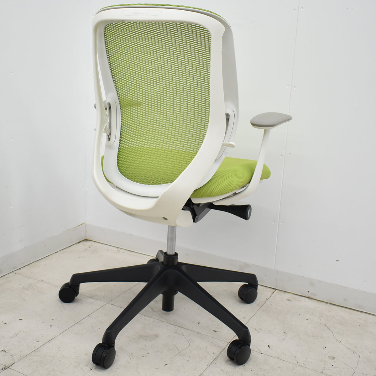 【中古】オカムラ　シルフィー　ローバック　固定肘　前傾機能　バックカーブアジャスト　2025112005【中古オフィス家具】