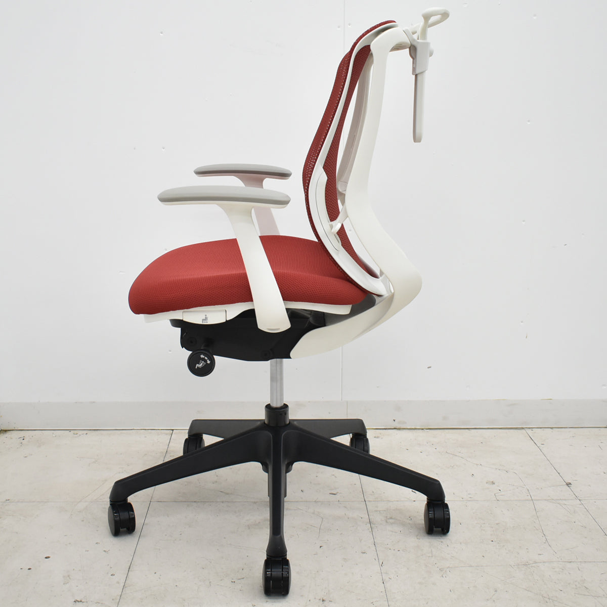 【中古】オカムラ　シルフィー　ローバック　固定肘　前傾機能　バックカーブアジャスト　ハンガー　2025112006【中古オフィス家具】