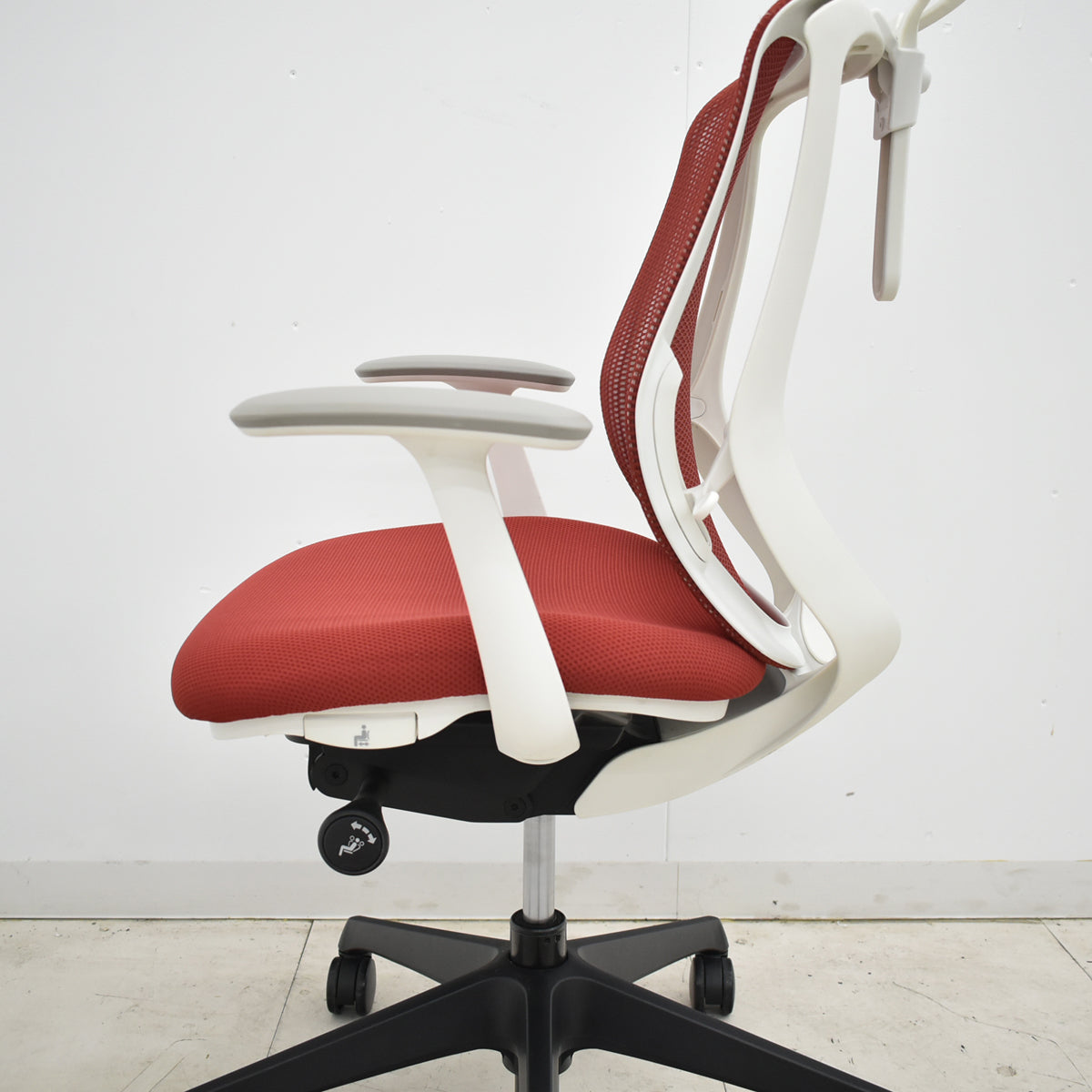 【中古】オカムラ　シルフィー　ローバック　固定肘　前傾機能　バックカーブアジャスト　ハンガー　2025112006【中古オフィス家具】