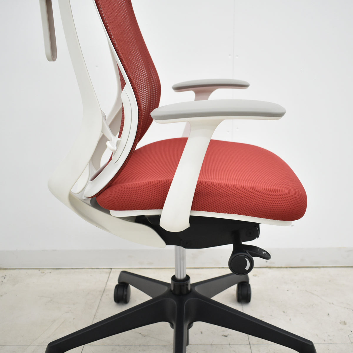 【中古】オカムラ　シルフィー　ローバック　固定肘　前傾機能　バックカーブアジャスト　ハンガー　2025112006【中古オフィス家具】