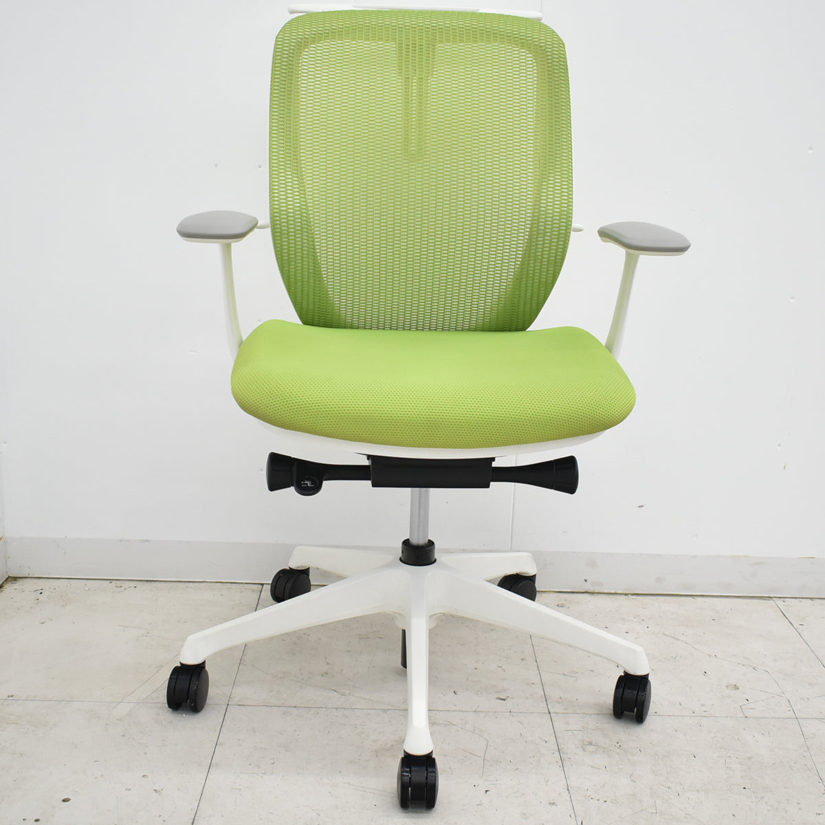 【中古】オカムラ　シルフィー　ローバック　固定肘　前傾機能　バックカーブアジャスト　ハンガー　2025112007【中古オフィス家具】