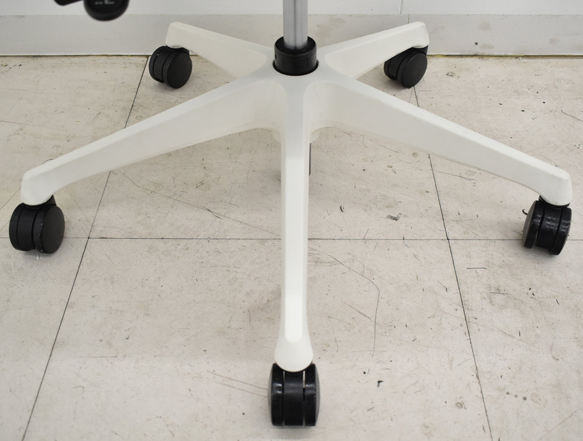 【中古】オカムラ　シルフィー　ローバック　固定肘　前傾機能　バックカーブアジャスト　ハンガー　2025112007【中古オフィス家具】