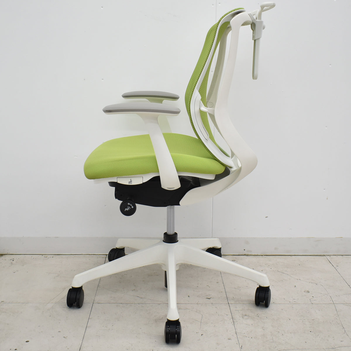 【中古】オカムラ　シルフィー　ローバック　固定肘　前傾機能　バックカーブアジャスト　ハンガー　2025112007【中古オフィス家具】