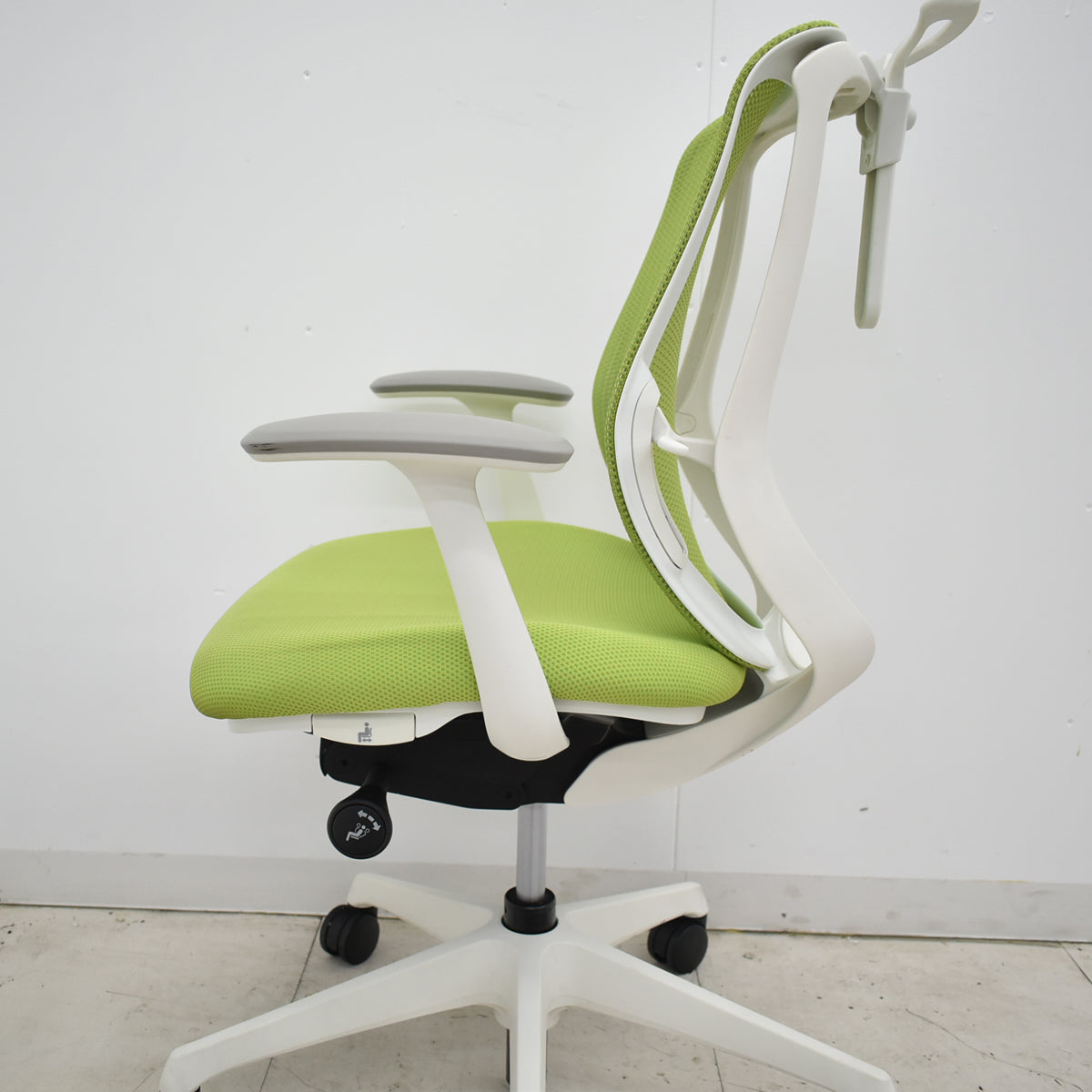 【中古】オカムラ　シルフィー　ローバック　固定肘　前傾機能　バックカーブアジャスト　ハンガー　2025112007【中古オフィス家具】