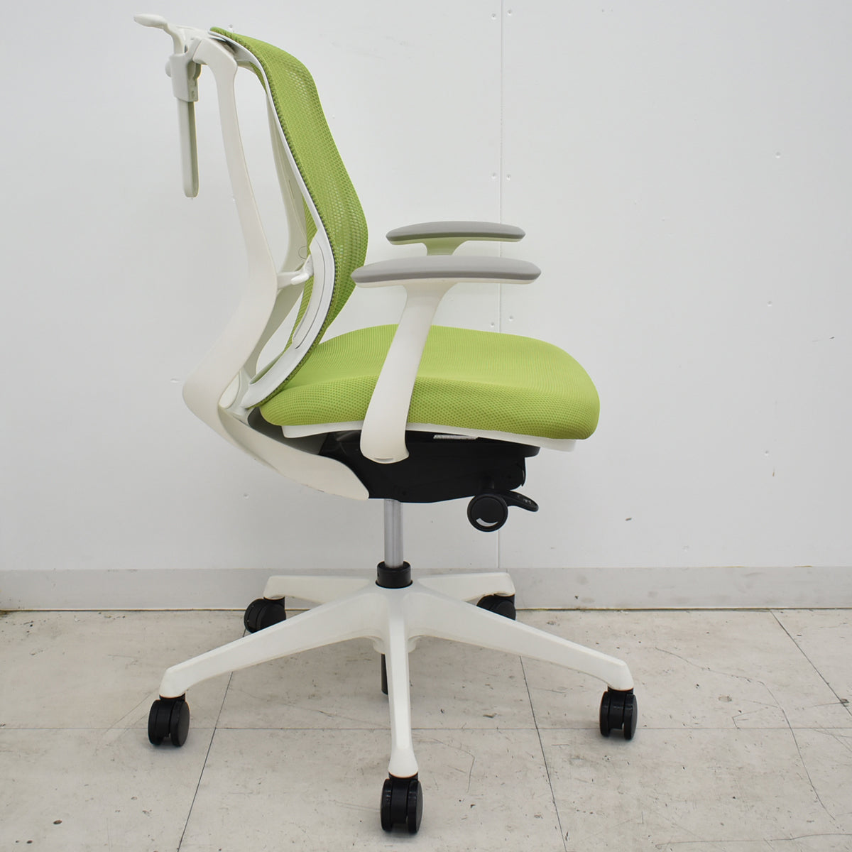 【中古】オカムラ　シルフィー　ローバック　固定肘　前傾機能　バックカーブアジャスト　ハンガー　2025112007【中古オフィス家具】