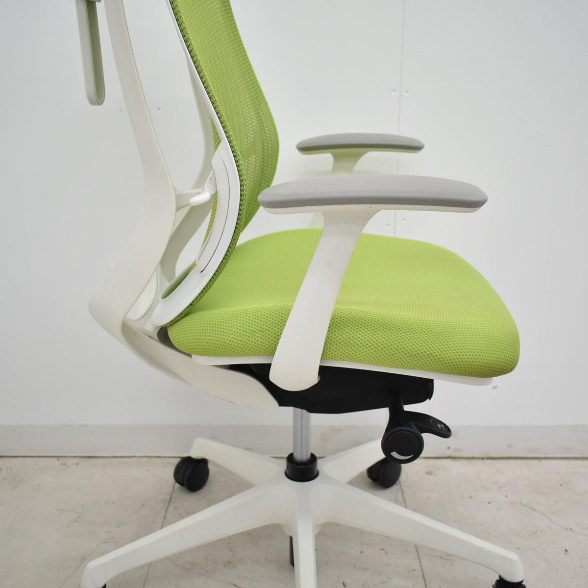 【中古】オカムラ　シルフィー　ローバック　固定肘　前傾機能　バックカーブアジャスト　ハンガー　2025112007【中古オフィス家具】