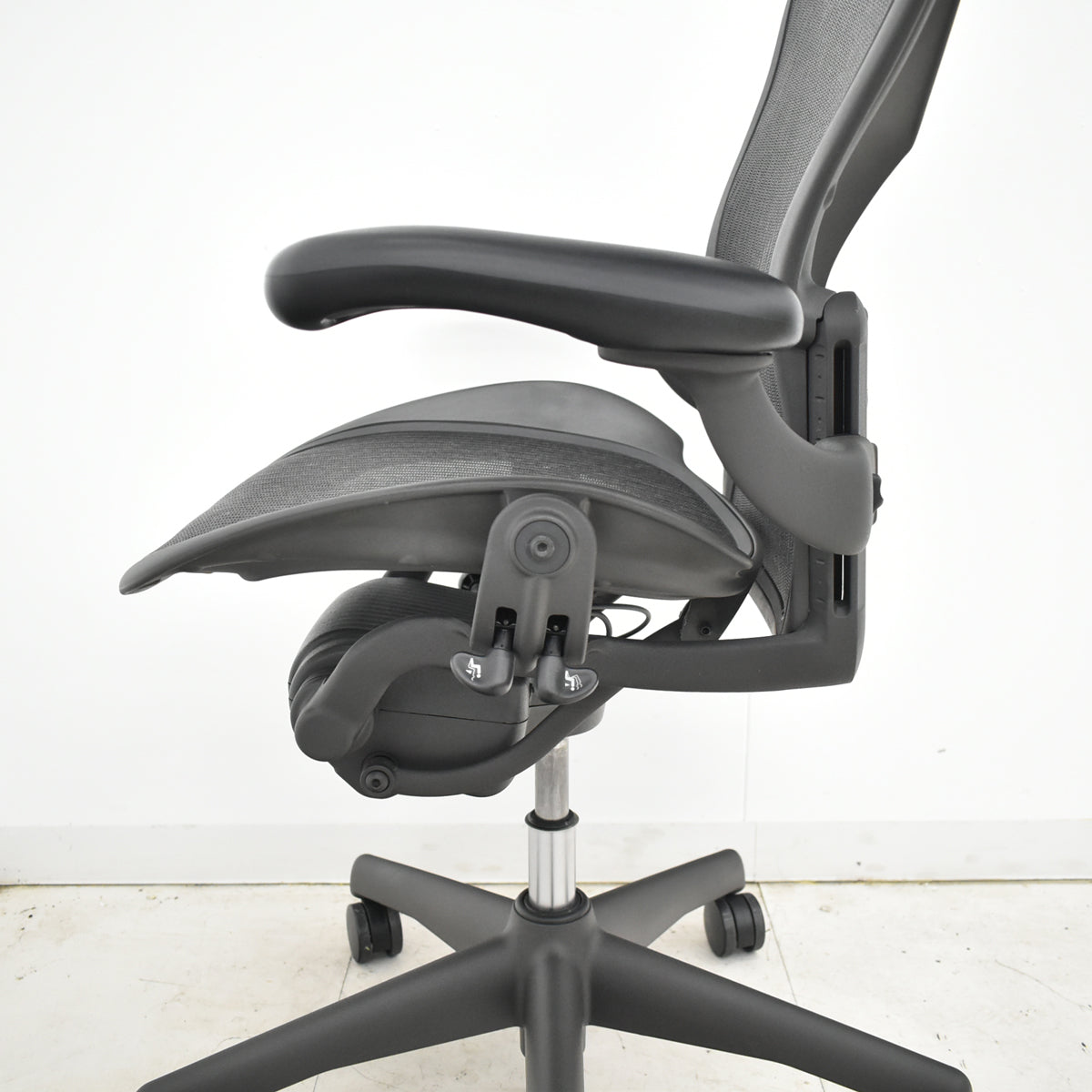 【中古】ハーマンミラー　アーロンチェア　Bサイズ　フル装備　ランバーサポート　2025112008【中古オフィス家具】