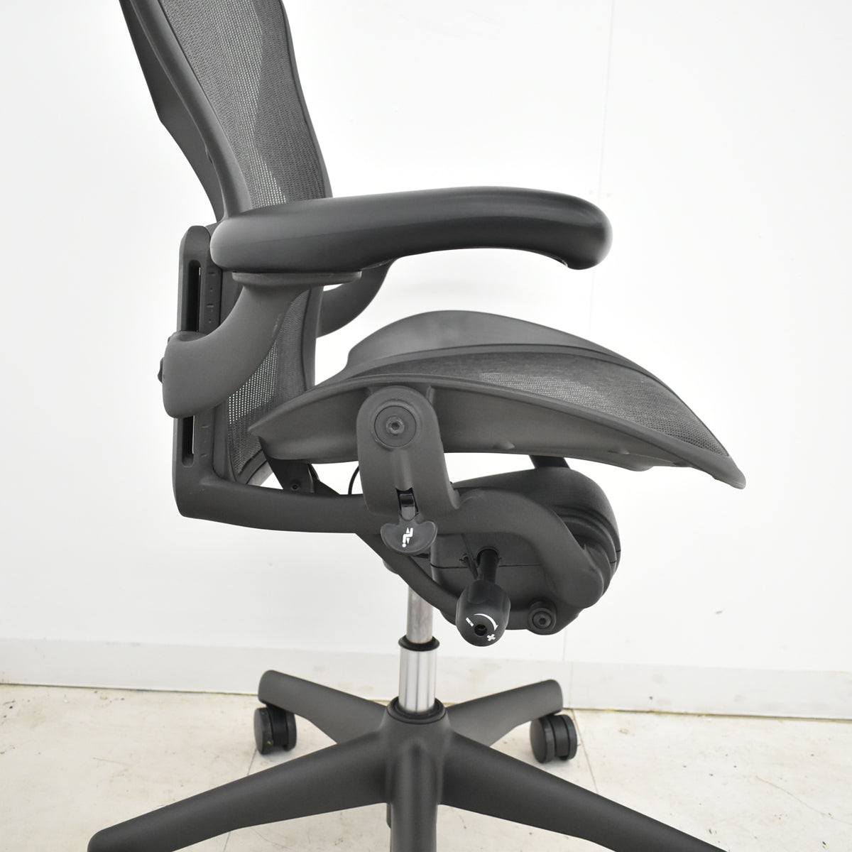 【中古】ハーマンミラー　アーロンチェア　Bサイズ　フル装備　ランバーサポート　2025112008【中古オフィス家具】