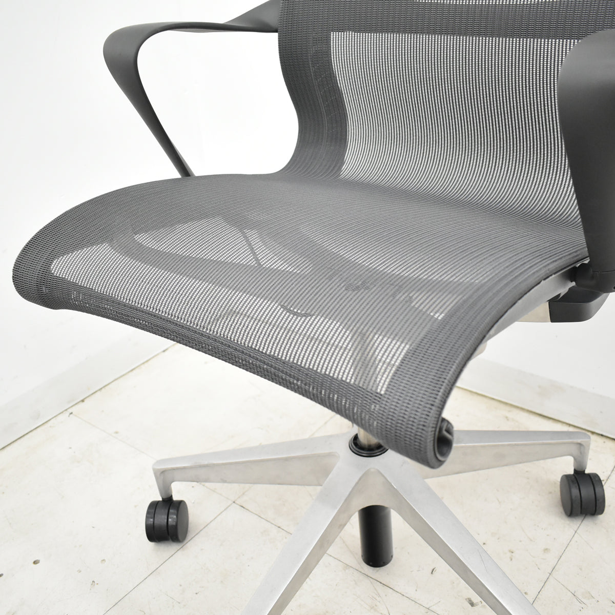 【中古】ハーマン・ミラー　セトゥチェア　マルチパーパスチェア　固定肘　2025112009【中古オフィス家具】