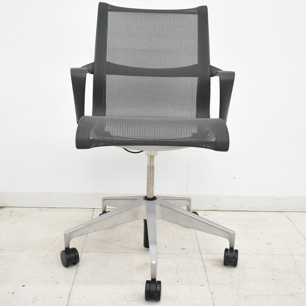 【中古】ハーマン・ミラー　セトゥチェア　マルチパーパスチェア　固定肘　2025112009【中古オフィス家具】