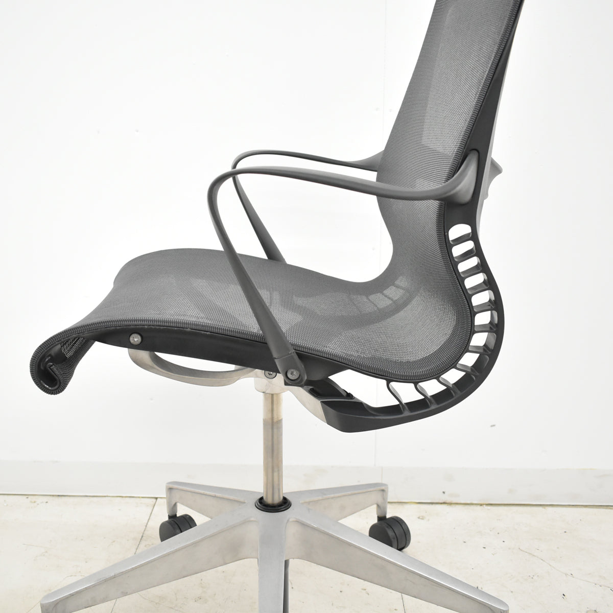 【中古】ハーマン・ミラー　セトゥチェア　マルチパーパスチェア　固定肘　2025112009【中古オフィス家具】