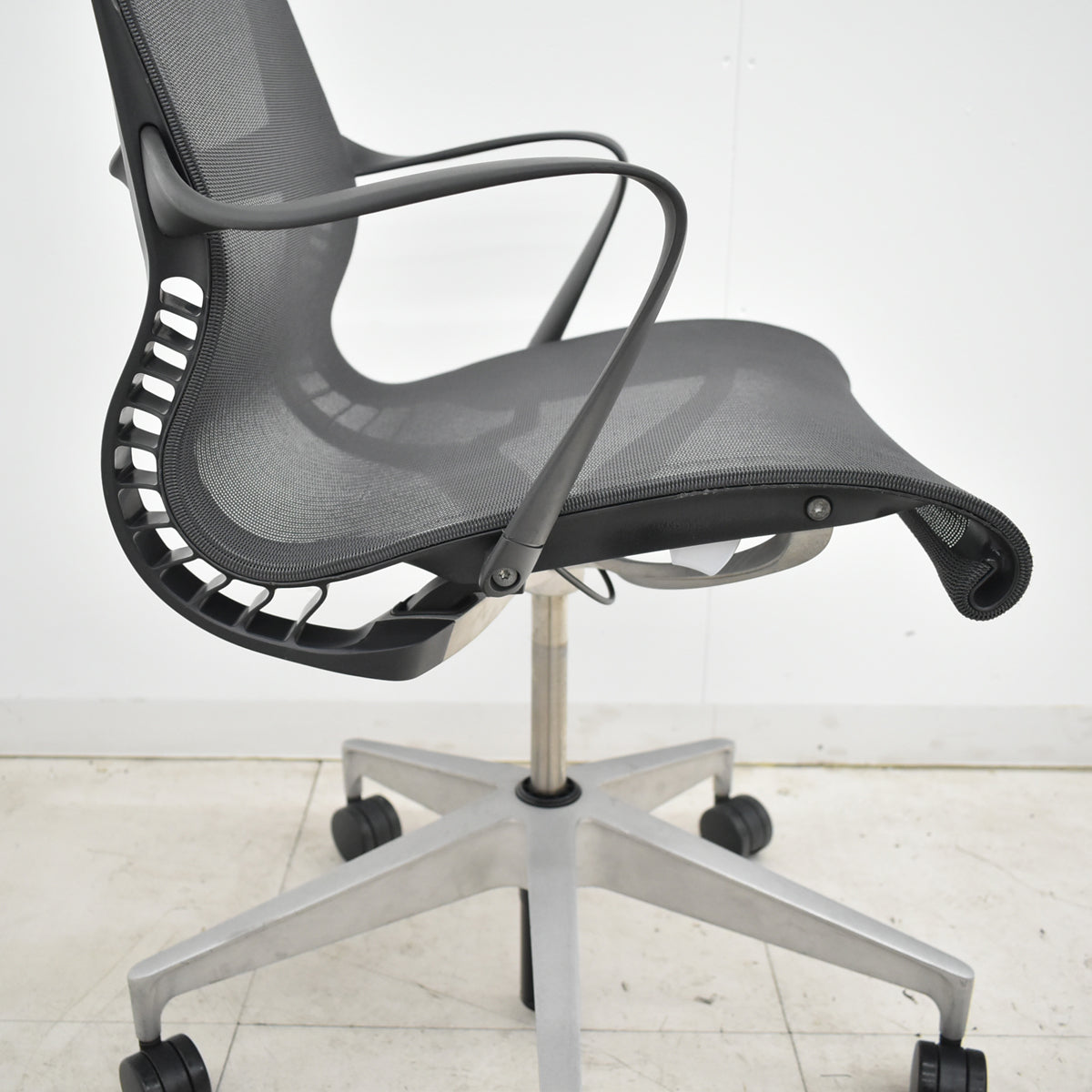 【中古】ハーマン・ミラー　セトゥチェア　マルチパーパスチェア　固定肘　2025112009【中古オフィス家具】