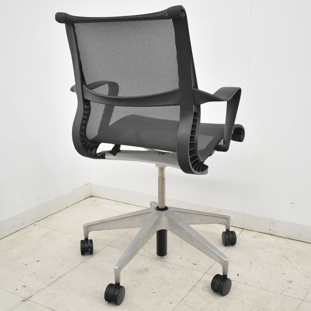 【中古】ハーマン・ミラー　セトゥチェア　マルチパーパスチェア　固定肘　2025112009【中古オフィス家具】