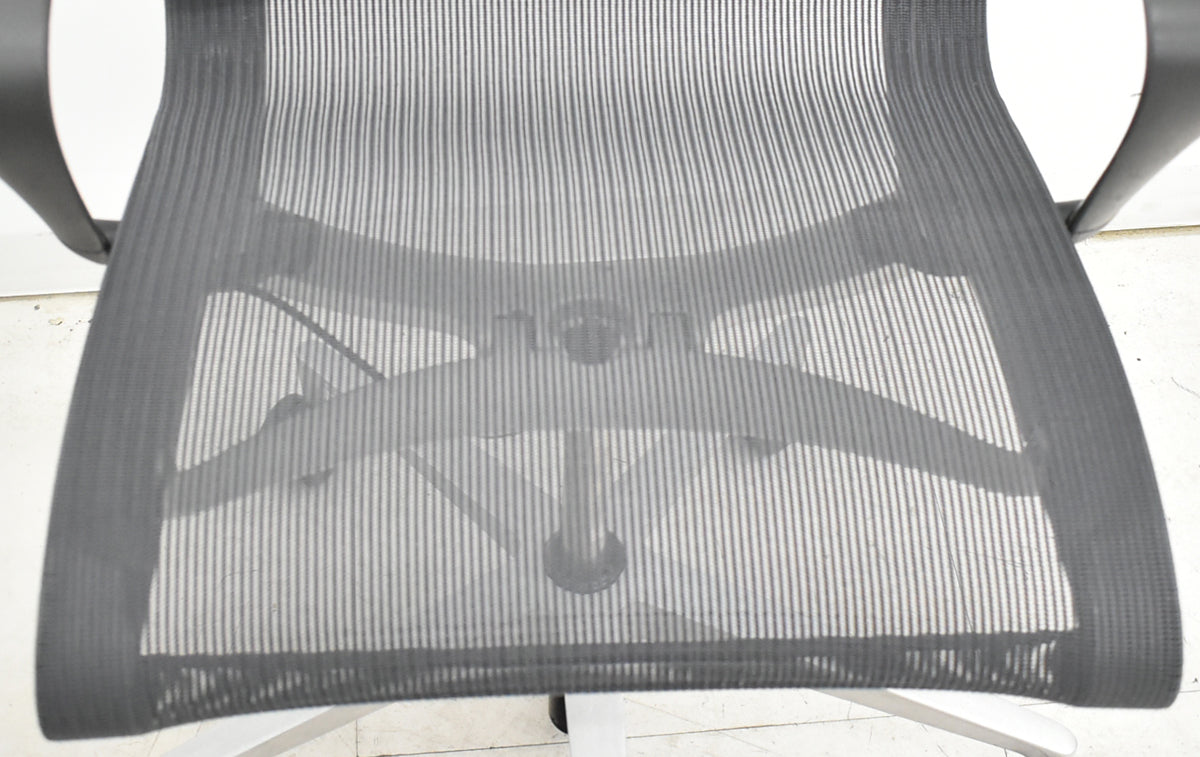 【中古】ハーマン・ミラー　セトゥチェア　マルチパーパスチェア　固定肘　2025112201【中古オフィス家具】