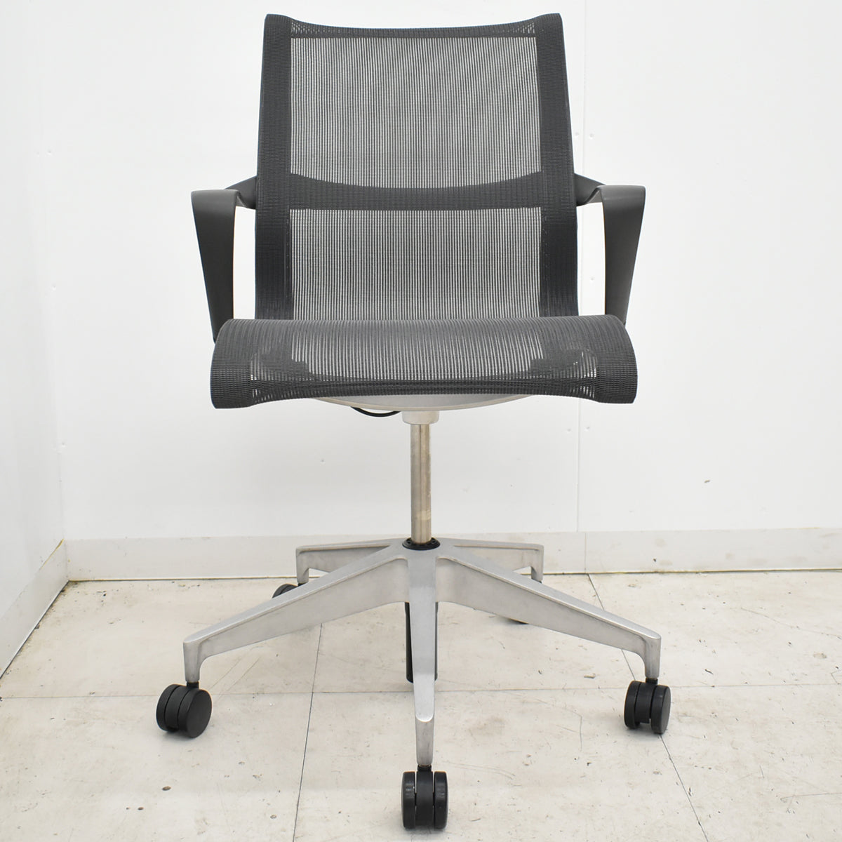 【中古】ハーマン・ミラー　セトゥチェア　マルチパーパスチェア　固定肘　2025112201【中古オフィス家具】