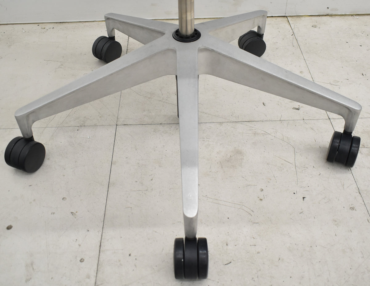 【中古】ハーマン・ミラー　セトゥチェア　マルチパーパスチェア　固定肘　2025112201【中古オフィス家具】