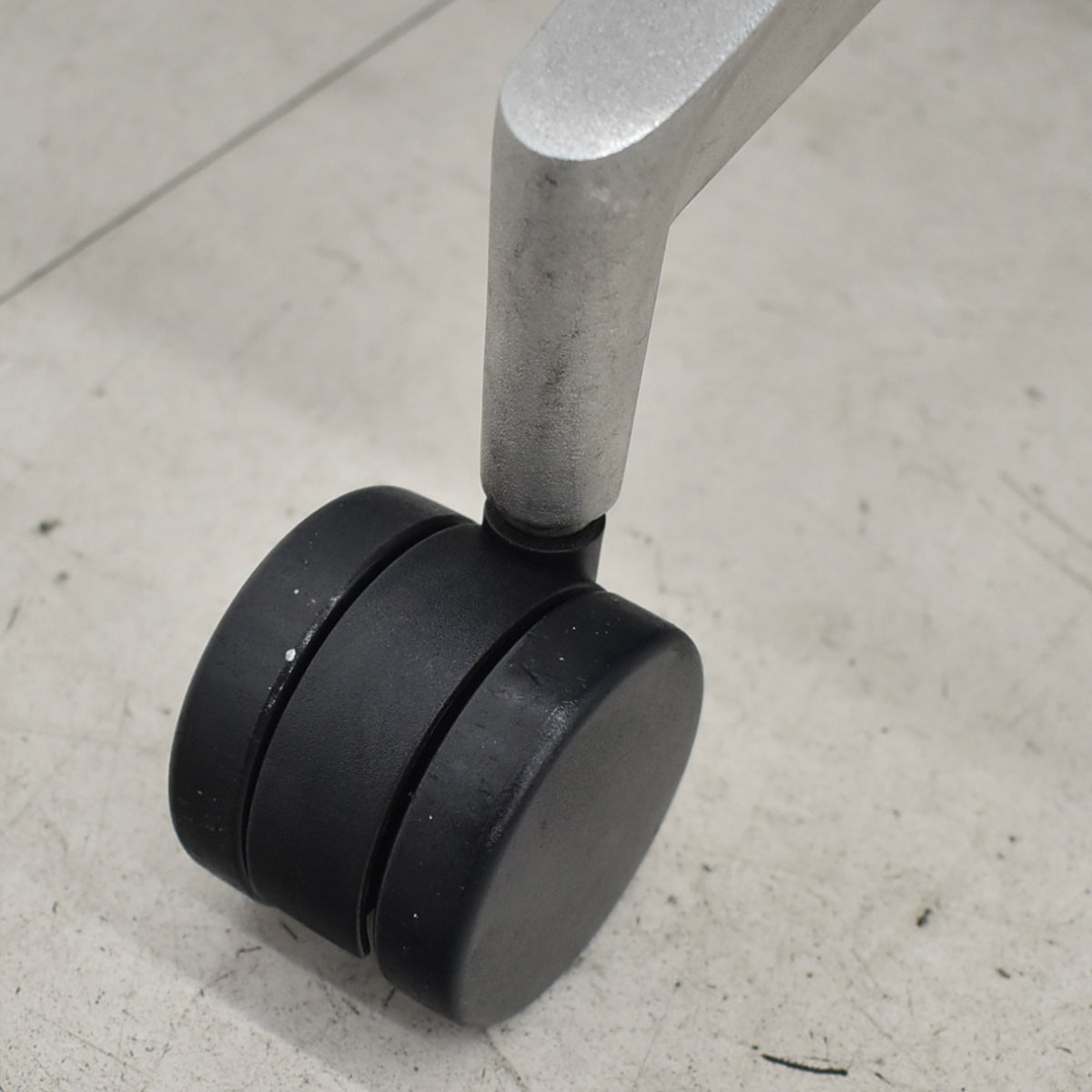 【中古】ハーマン・ミラー　セトゥチェア　マルチパーパスチェア　固定肘　2025112201【中古オフィス家具】