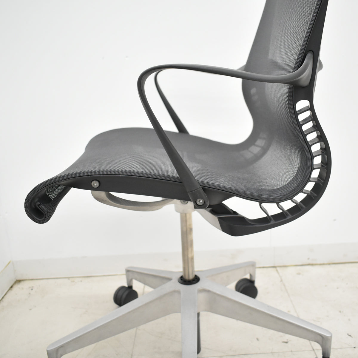 【中古】ハーマン・ミラー　セトゥチェア　マルチパーパスチェア　固定肘　2025112201【中古オフィス家具】