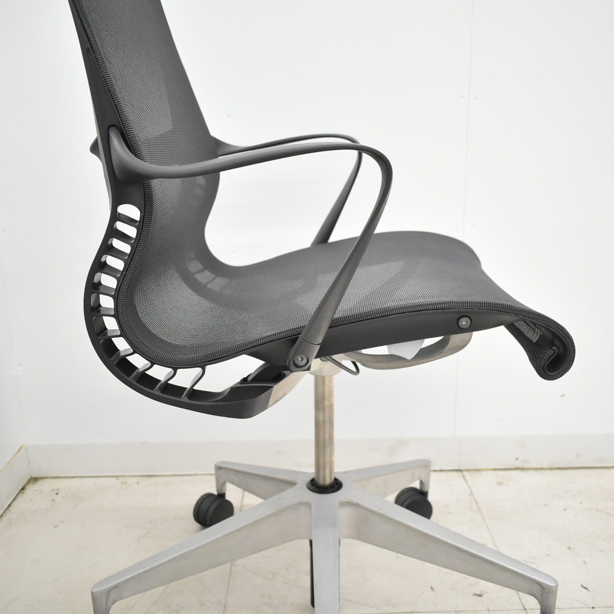 【中古】ハーマン・ミラー　セトゥチェア　マルチパーパスチェア　固定肘　2025112201【中古オフィス家具】