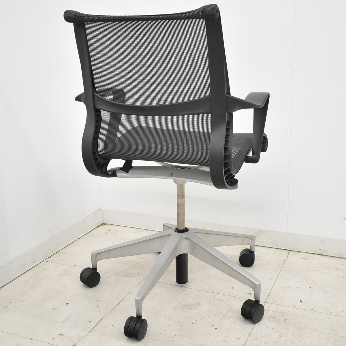 【中古】ハーマン・ミラー　セトゥチェア　マルチパーパスチェア　固定肘　2025112201【中古オフィス家具】