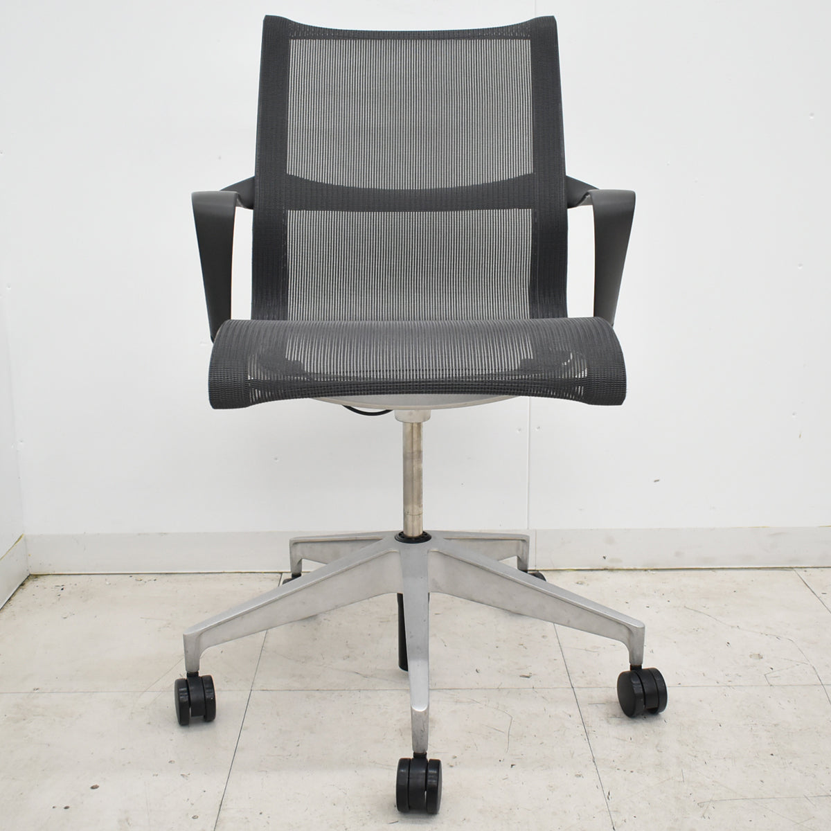 【中古】ハーマン・ミラー　セトゥチェア　マルチパーパスチェア　固定肘　2025112202【中古オフィス家具】