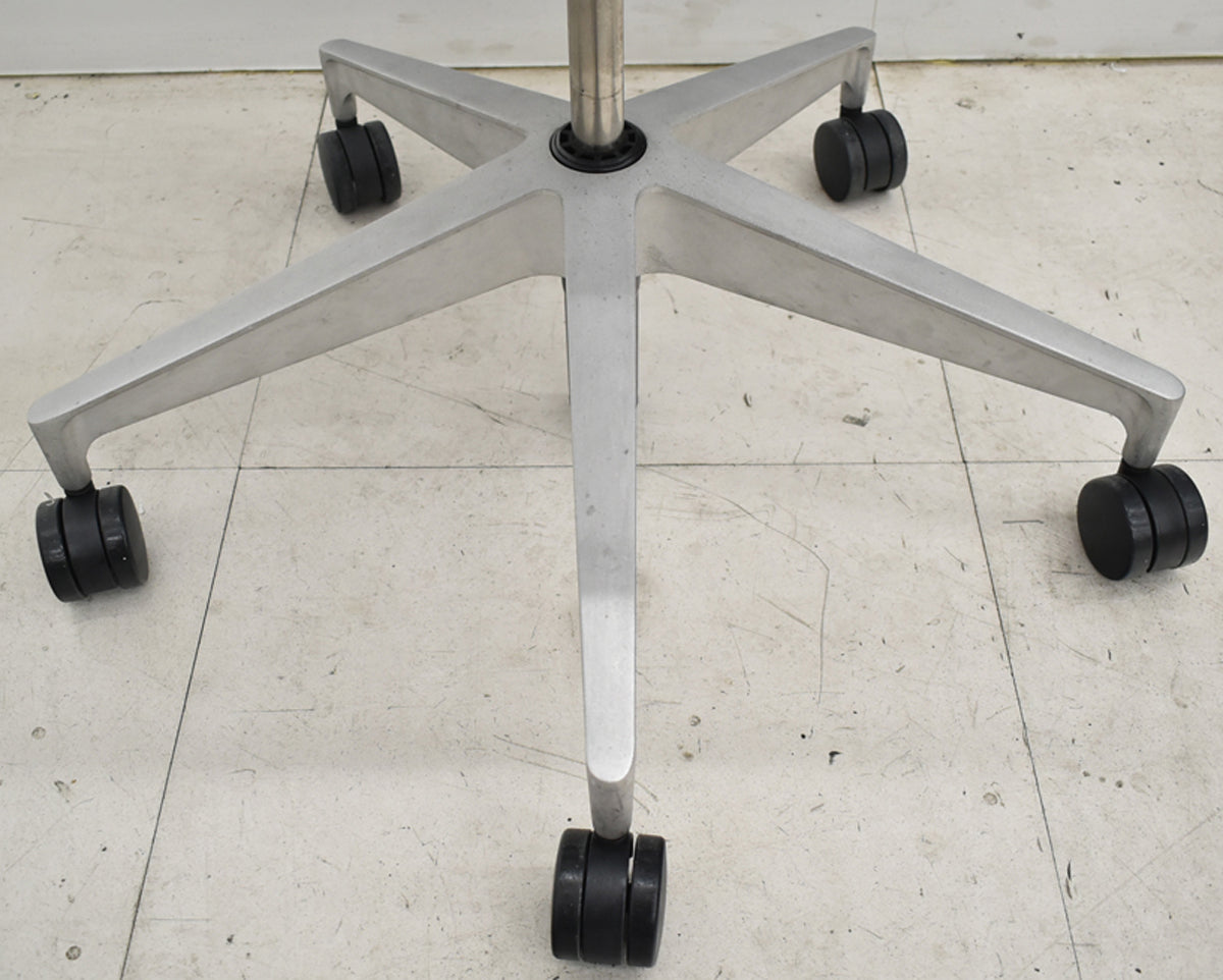 【中古】ハーマン・ミラー　セトゥチェア　マルチパーパスチェア　固定肘　2025112202【中古オフィス家具】