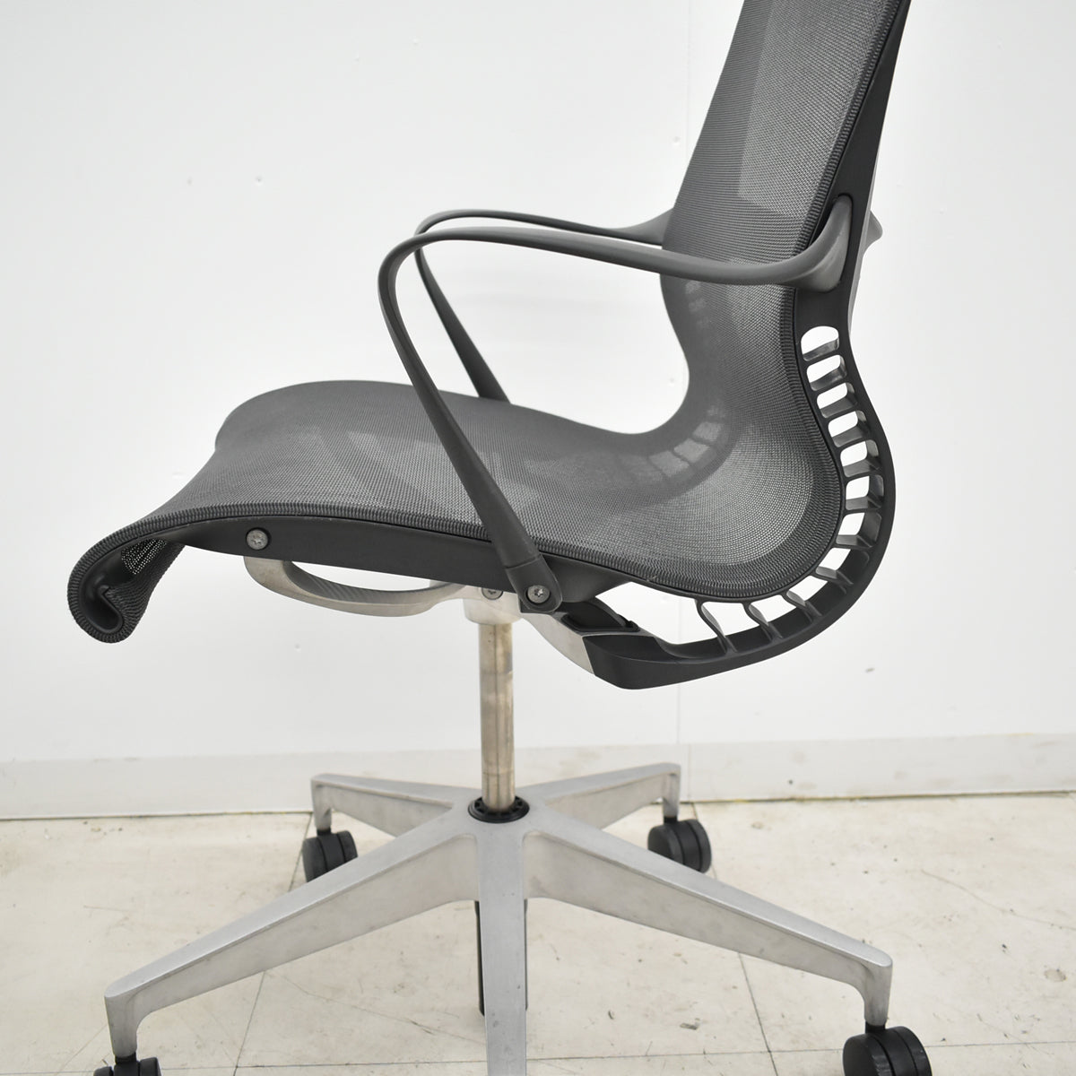【中古】ハーマン・ミラー　セトゥチェア　マルチパーパスチェア　固定肘　2025112202【中古オフィス家具】