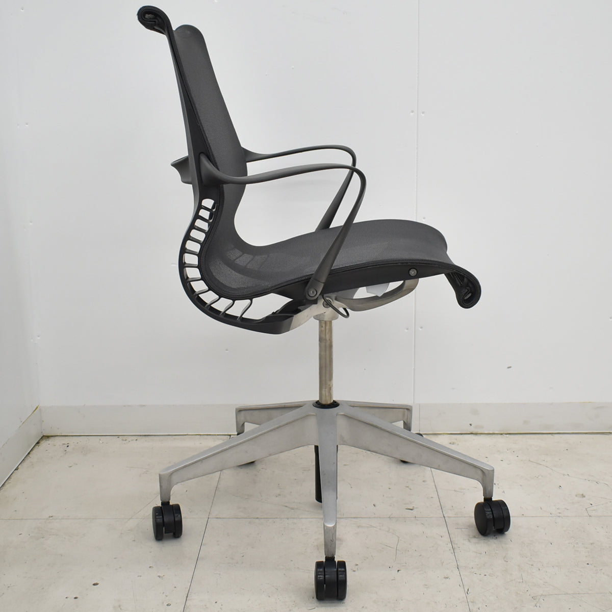 【中古】ハーマン・ミラー　セトゥチェア　マルチパーパスチェア　固定肘　2025112202【中古オフィス家具】