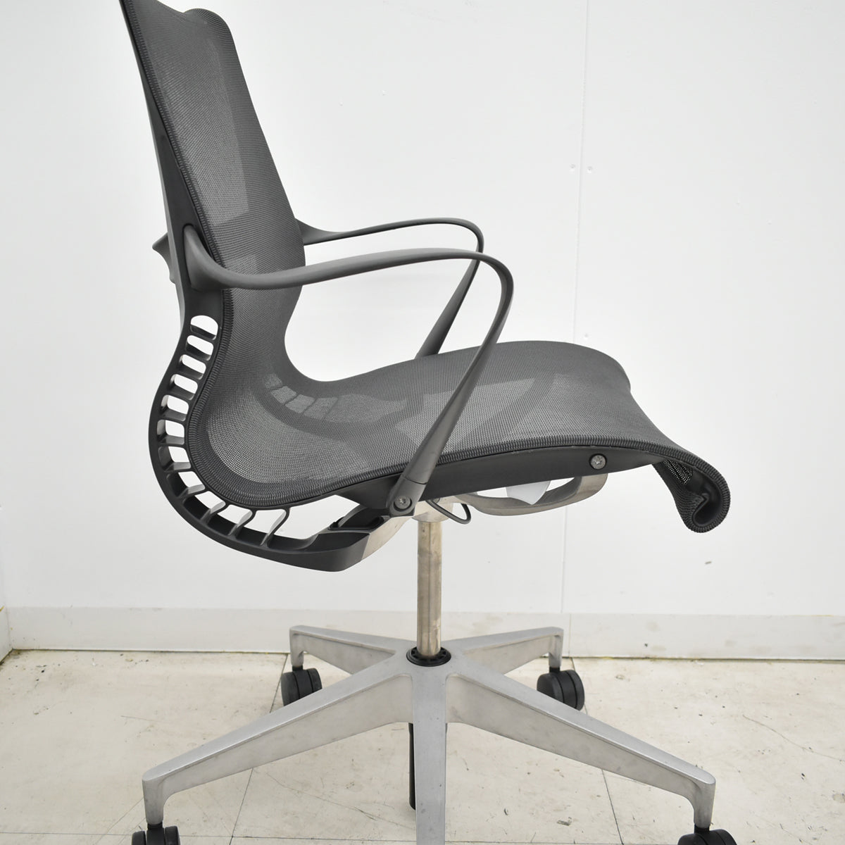 【中古】ハーマン・ミラー　セトゥチェア　マルチパーパスチェア　固定肘　2025112202【中古オフィス家具】
