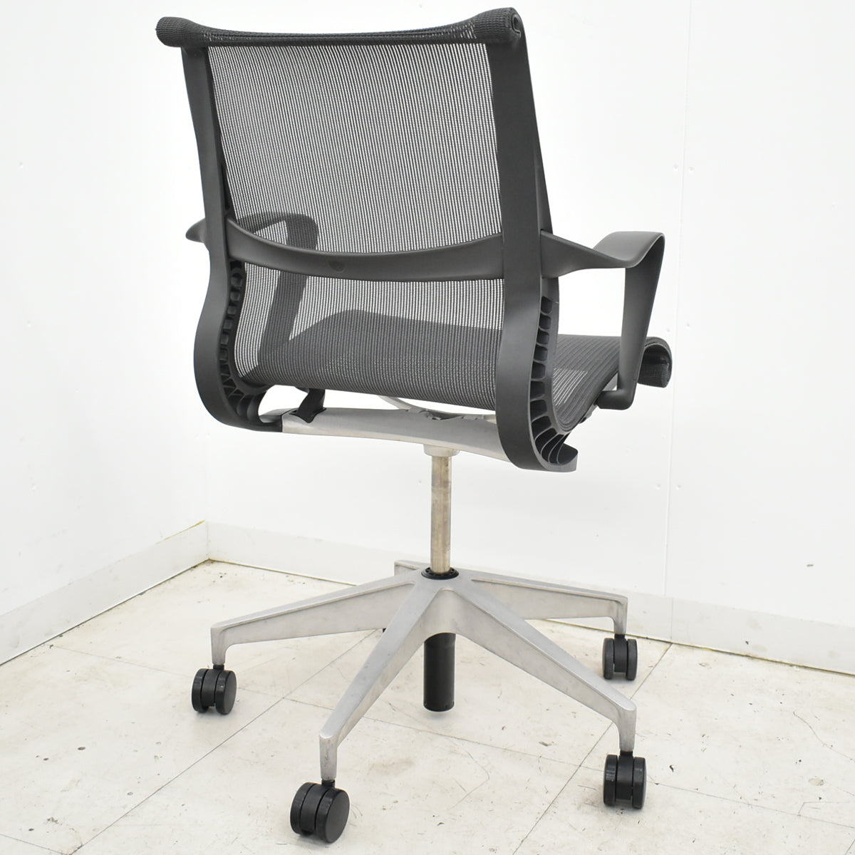 【中古】ハーマン・ミラー　セトゥチェア　マルチパーパスチェア　固定肘　2025112202【中古オフィス家具】