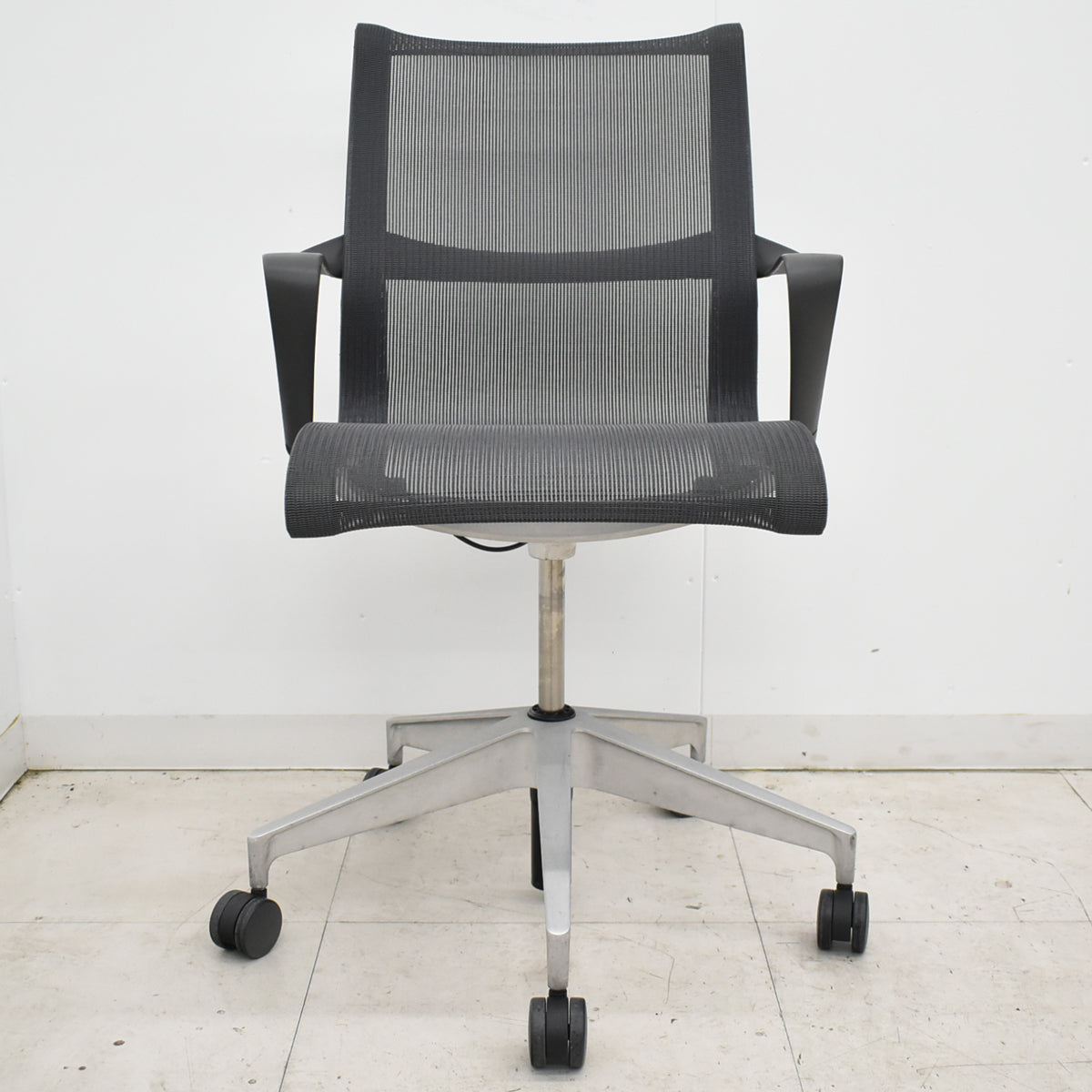 【中古】ハーマン・ミラー　セトゥチェア　マルチパーパスチェア　固定肘　2025112203【中古オフィス家具】