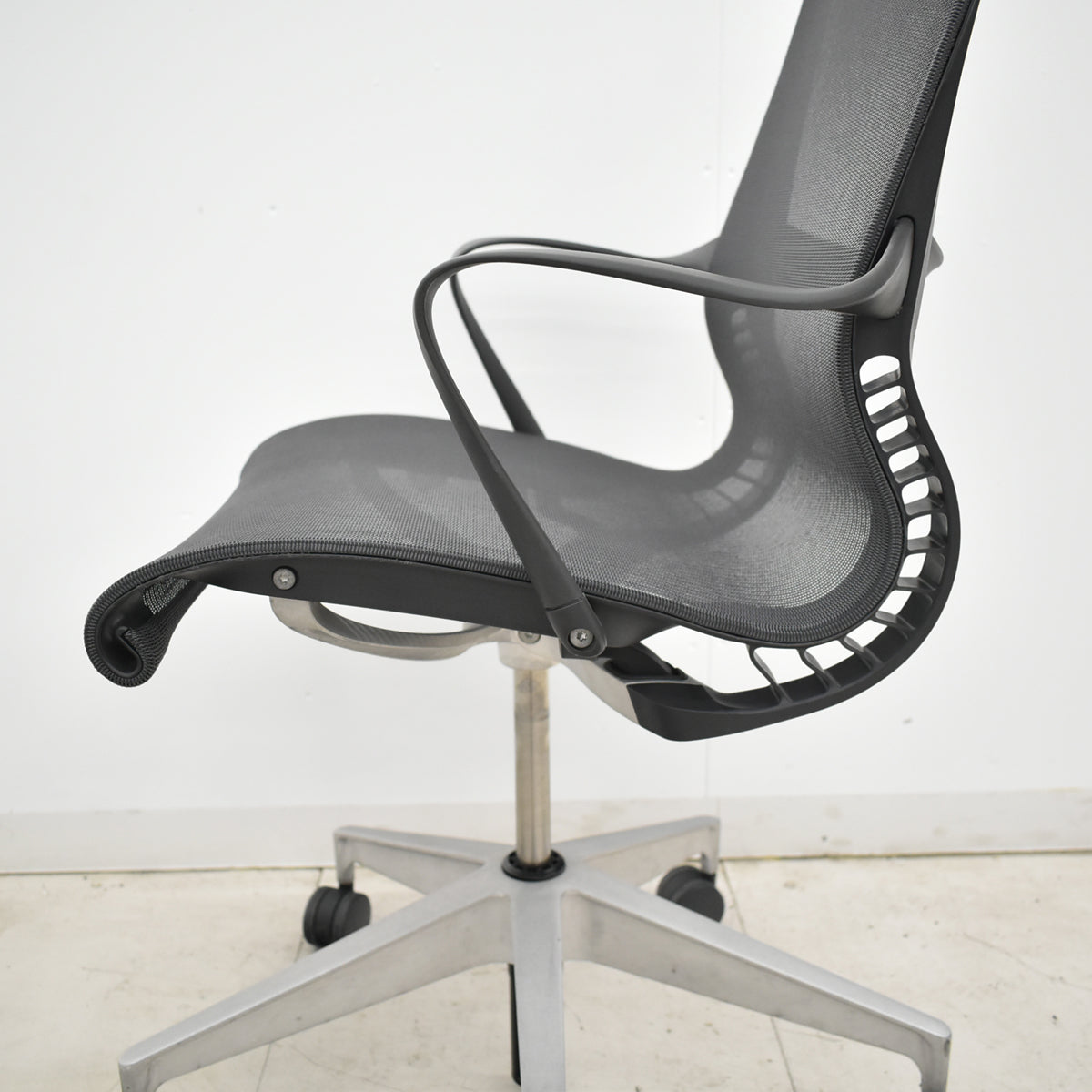 【中古】ハーマン・ミラー　セトゥチェア　マルチパーパスチェア　固定肘　2025112203【中古オフィス家具】