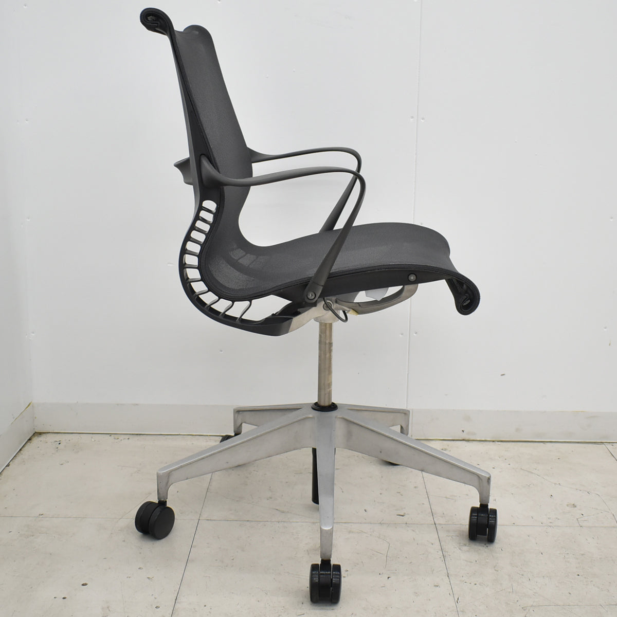【中古】ハーマン・ミラー　セトゥチェア　マルチパーパスチェア　固定肘　2025112203【中古オフィス家具】