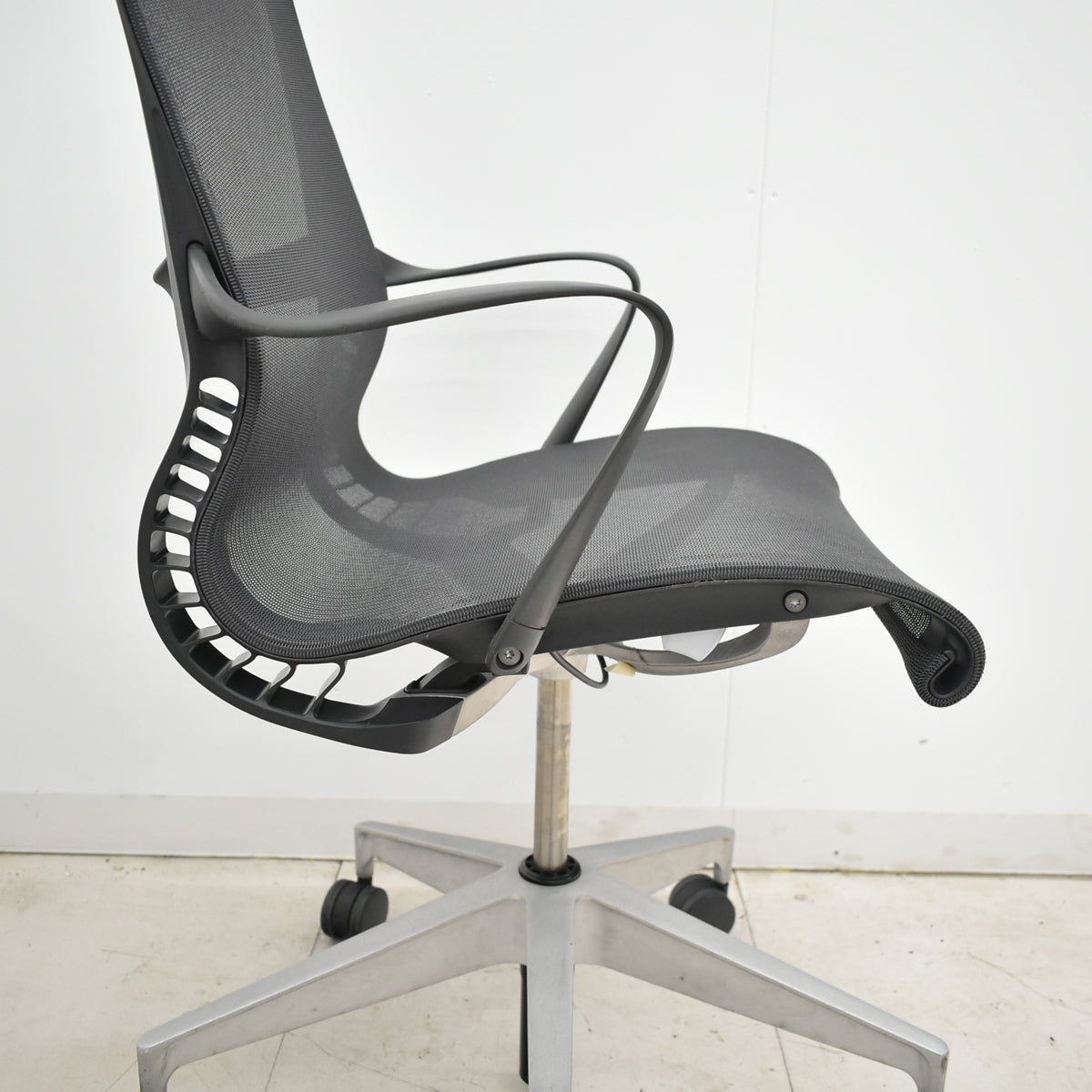 【中古】ハーマン・ミラー　セトゥチェア　マルチパーパスチェア　固定肘　2025112203【中古オフィス家具】