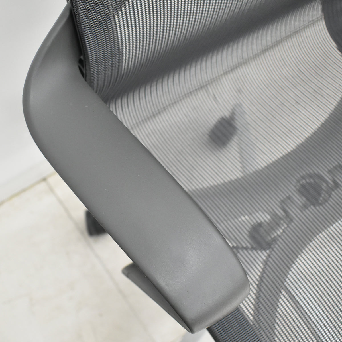 【中古】ハーマン・ミラー　セトゥチェア　マルチパーパスチェア　固定肘　2025112204【中古オフィス家具】