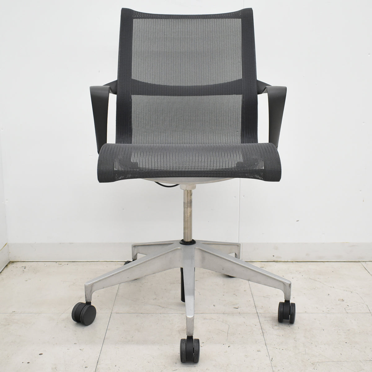 【中古】ハーマン・ミラー　セトゥチェア　マルチパーパスチェア　固定肘　2025112204【中古オフィス家具】