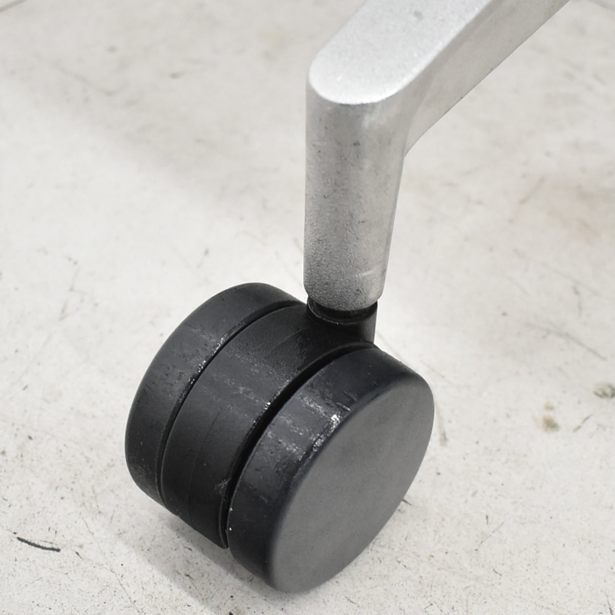 【中古】ハーマン・ミラー　セトゥチェア　マルチパーパスチェア　固定肘　2025112204【中古オフィス家具】