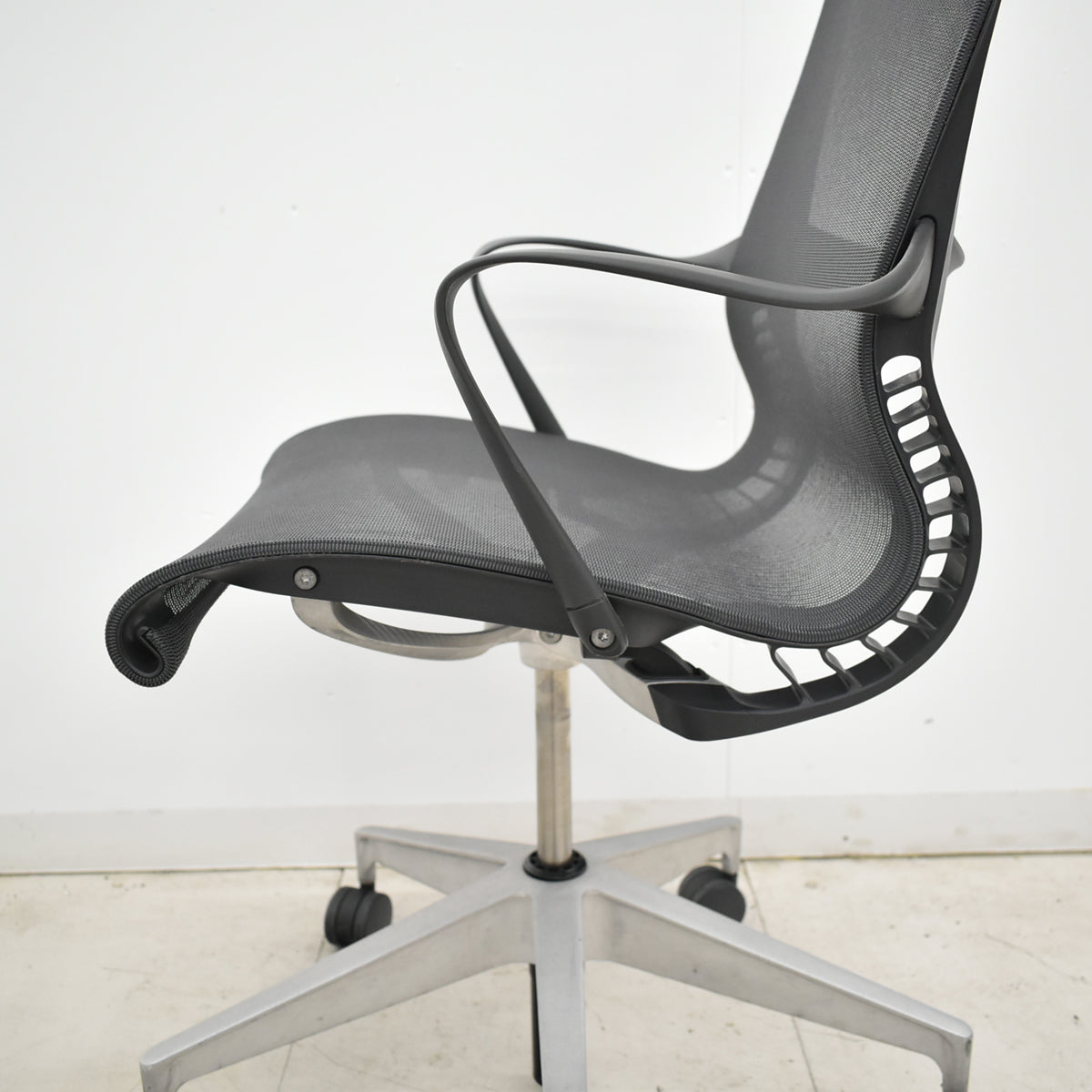 【中古】ハーマン・ミラー　セトゥチェア　マルチパーパスチェア　固定肘　2025112204【中古オフィス家具】