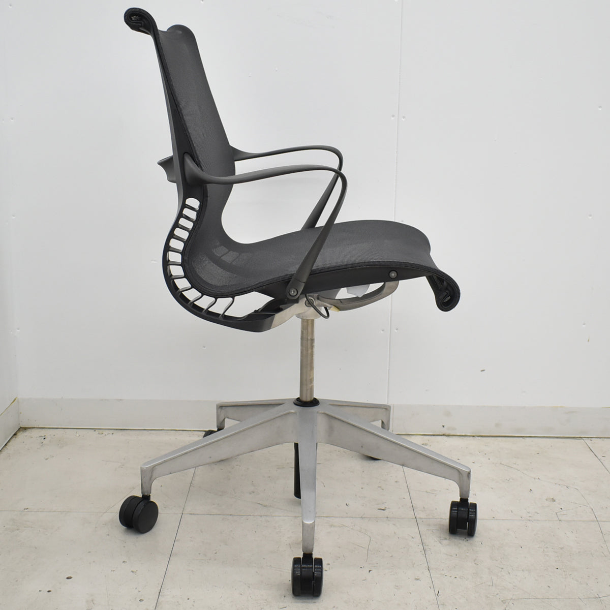 【中古】ハーマン・ミラー　セトゥチェア　マルチパーパスチェア　固定肘　2025112204【中古オフィス家具】