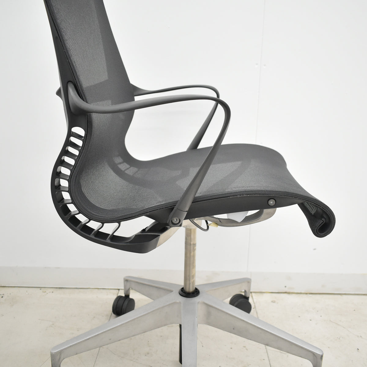 【中古】ハーマン・ミラー　セトゥチェア　マルチパーパスチェア　固定肘　2025112204【中古オフィス家具】