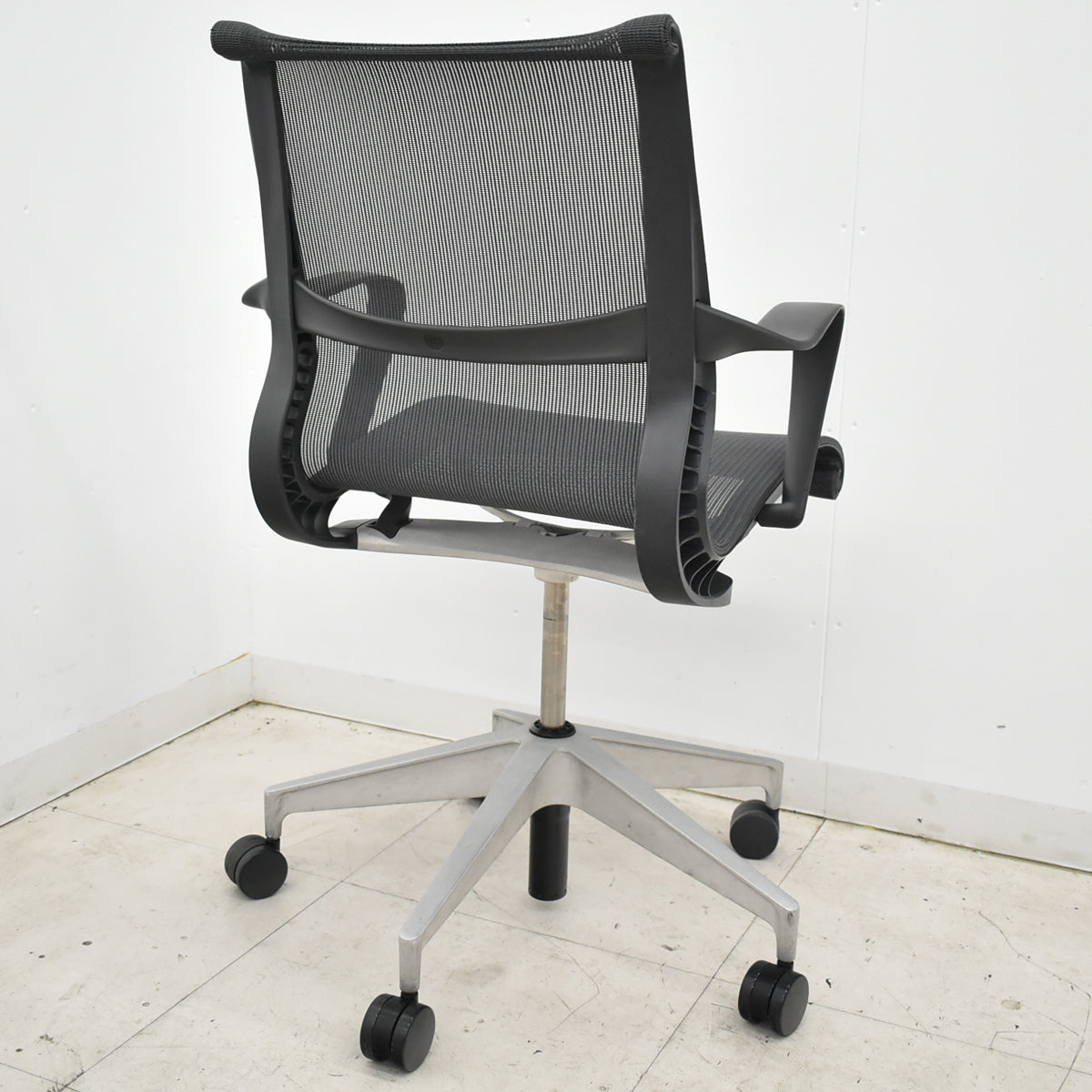 【中古】ハーマン・ミラー　セトゥチェア　マルチパーパスチェア　固定肘　2025112204【中古オフィス家具】