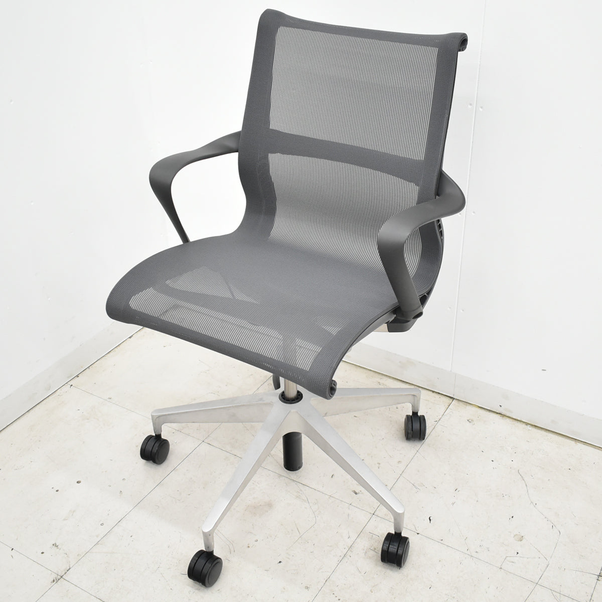 【中古】ハーマン・ミラー　セトゥチェア　マルチパーパスチェア　固定肘　2025112205【中古オフィス家具】