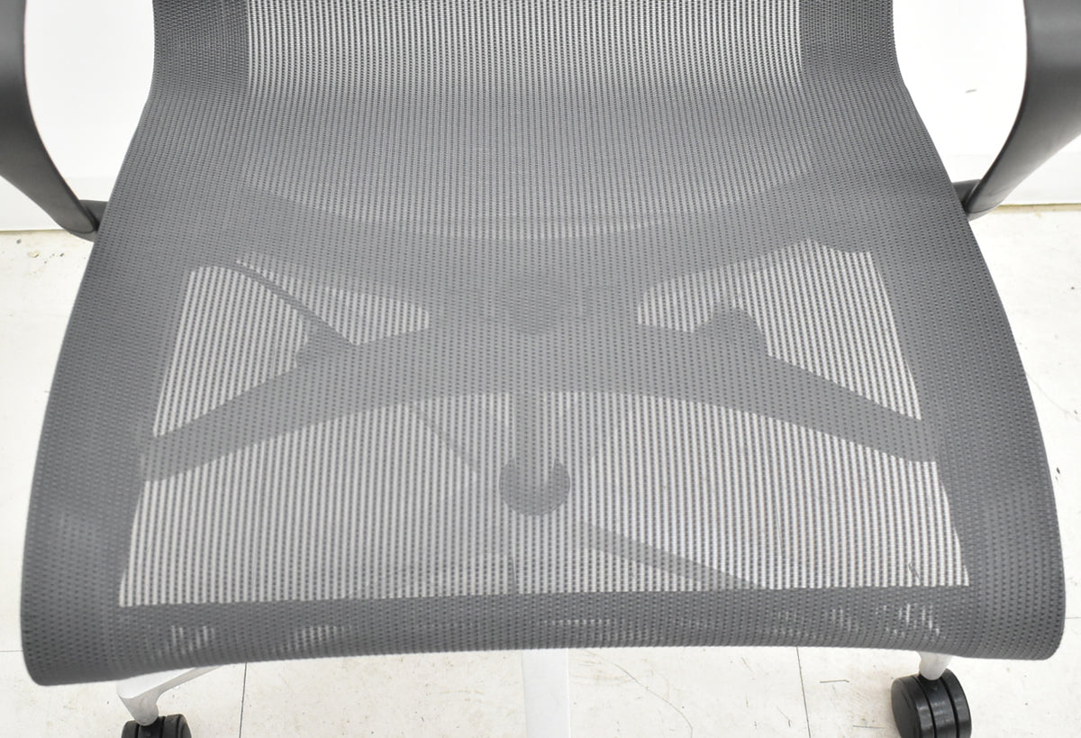 【中古】ハーマン・ミラー　セトゥチェア　マルチパーパスチェア　固定肘　2025112205【中古オフィス家具】