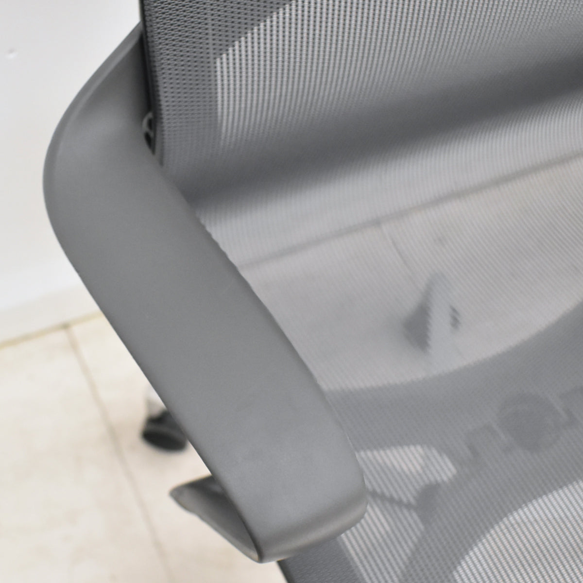 【中古】ハーマン・ミラー　セトゥチェア　マルチパーパスチェア　固定肘　2025112205【中古オフィス家具】