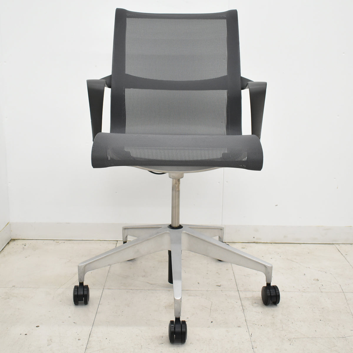 【中古】ハーマン・ミラー　セトゥチェア　マルチパーパスチェア　固定肘　2025112205【中古オフィス家具】