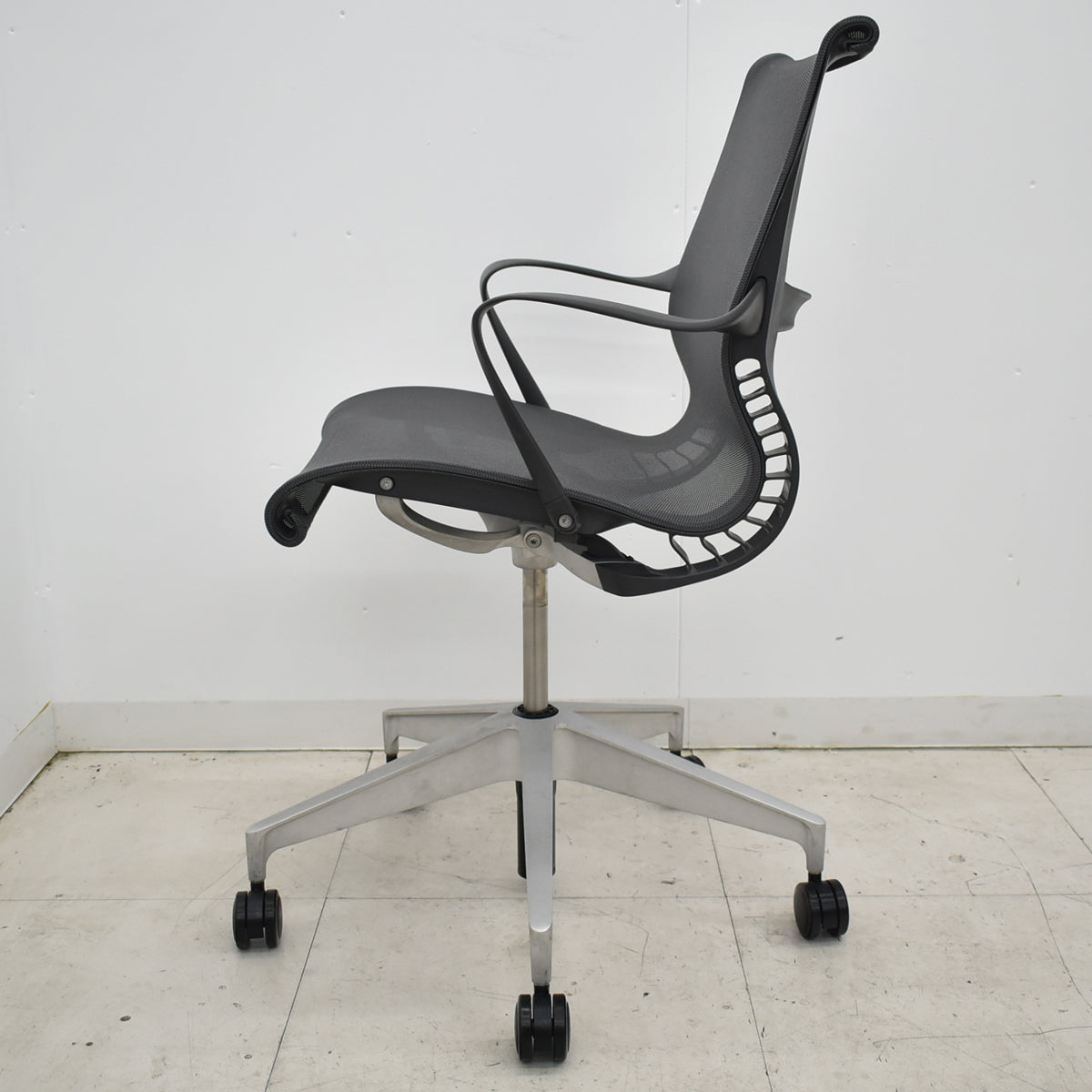 【中古】ハーマン・ミラー　セトゥチェア　マルチパーパスチェア　固定肘　2025112205【中古オフィス家具】
