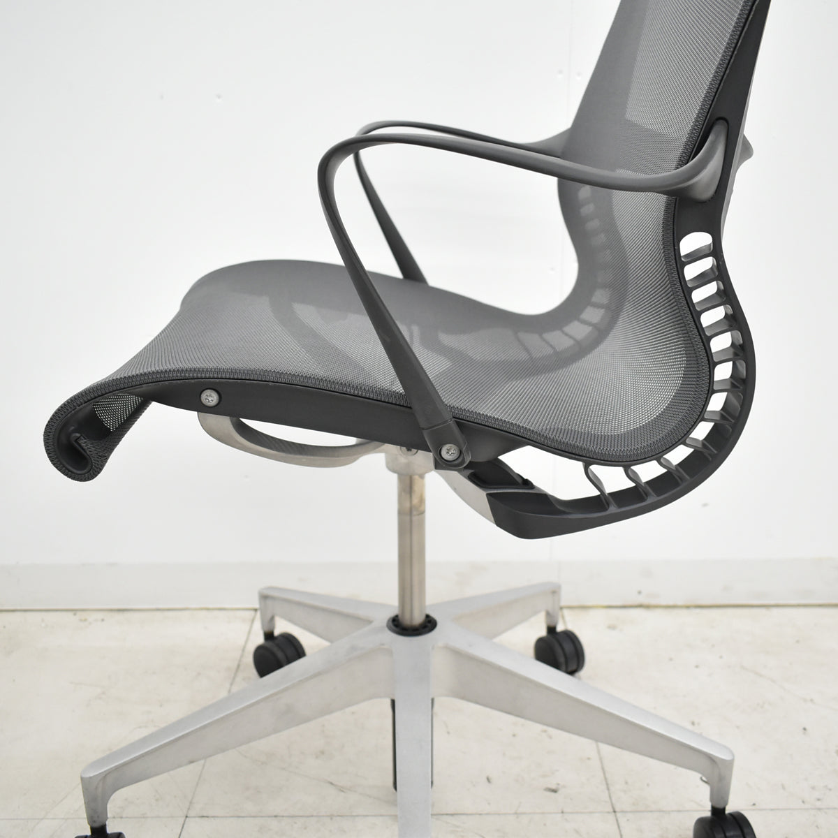 【中古】ハーマン・ミラー　セトゥチェア　マルチパーパスチェア　固定肘　2025112205【中古オフィス家具】